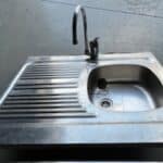 Evier inox et robinetterie